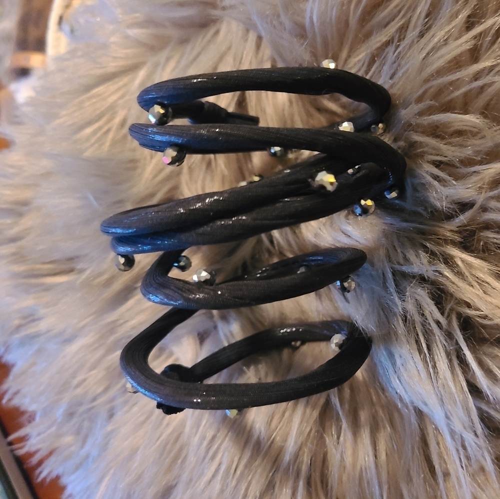 Cute little bracelet w silver studs - Picture 5 of 6